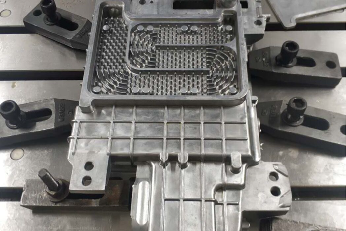 Die-cast aluminum-aluminum allo